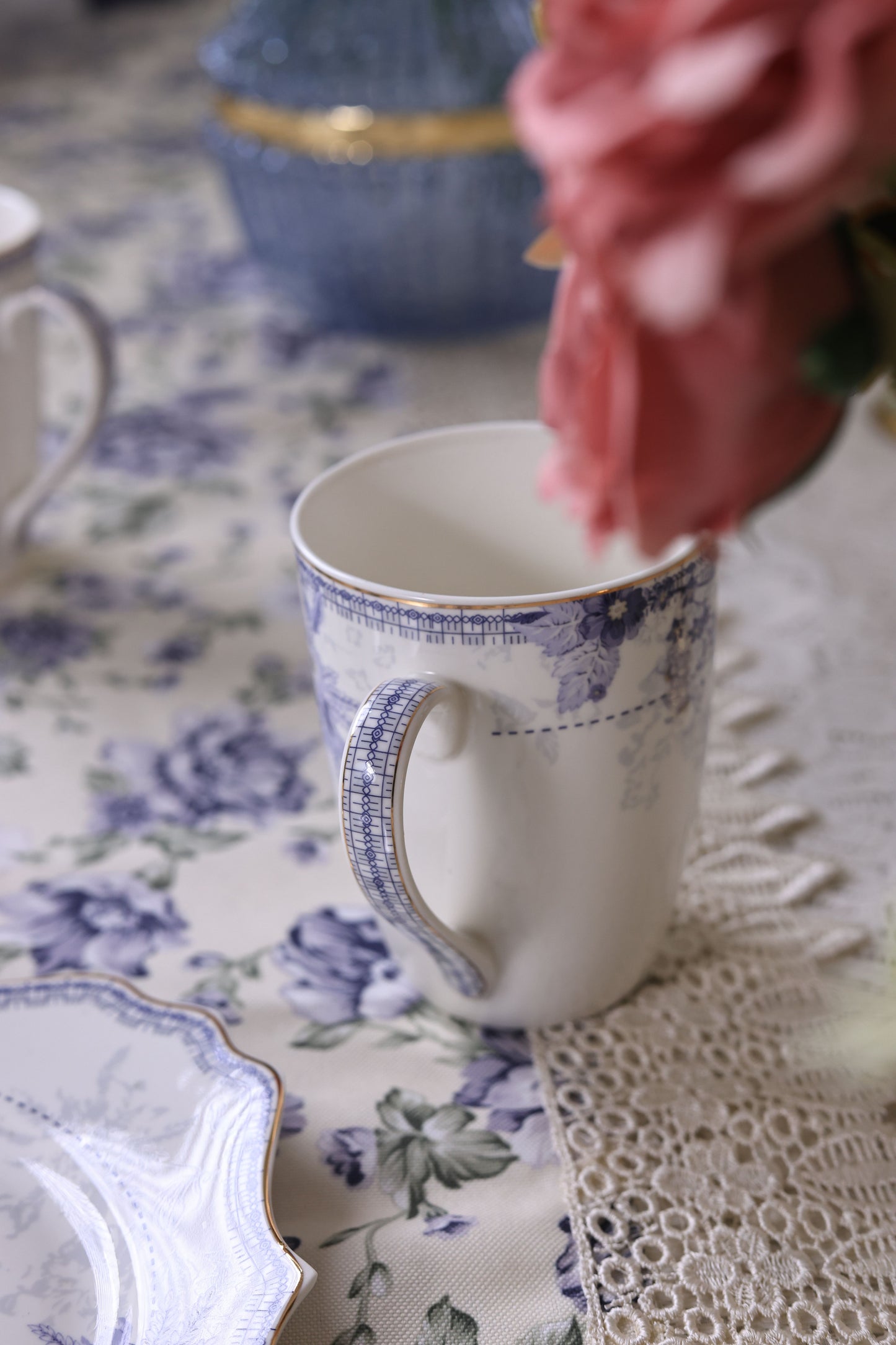 Jardin de Jouy Coffee Mugs with Snack Plates (4 Mugs and 4 Snack Plates)