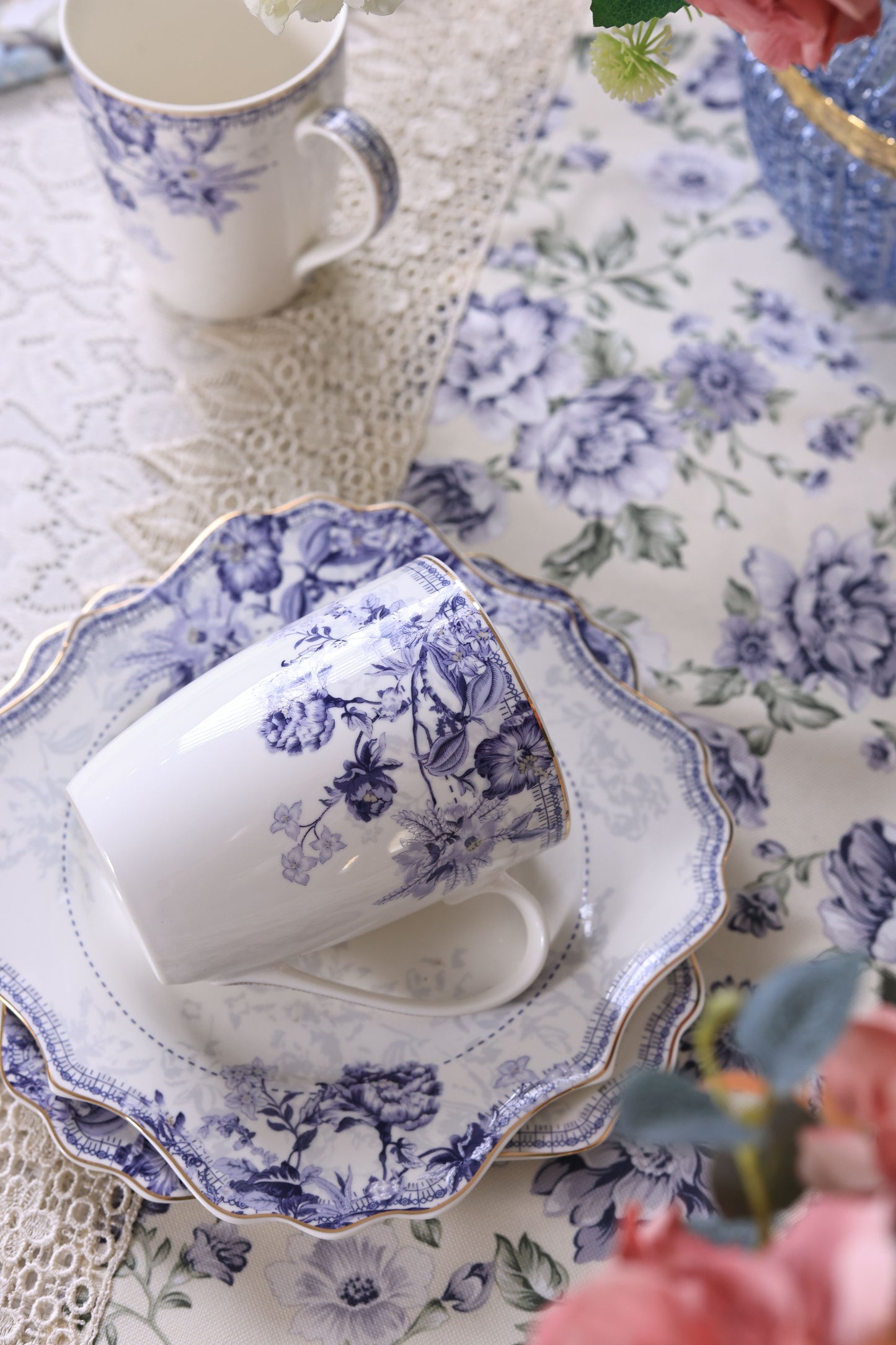 Jardin de Jouy Coffee Mugs with Snack Plates (4 Mugs and 4 Snack Plates)