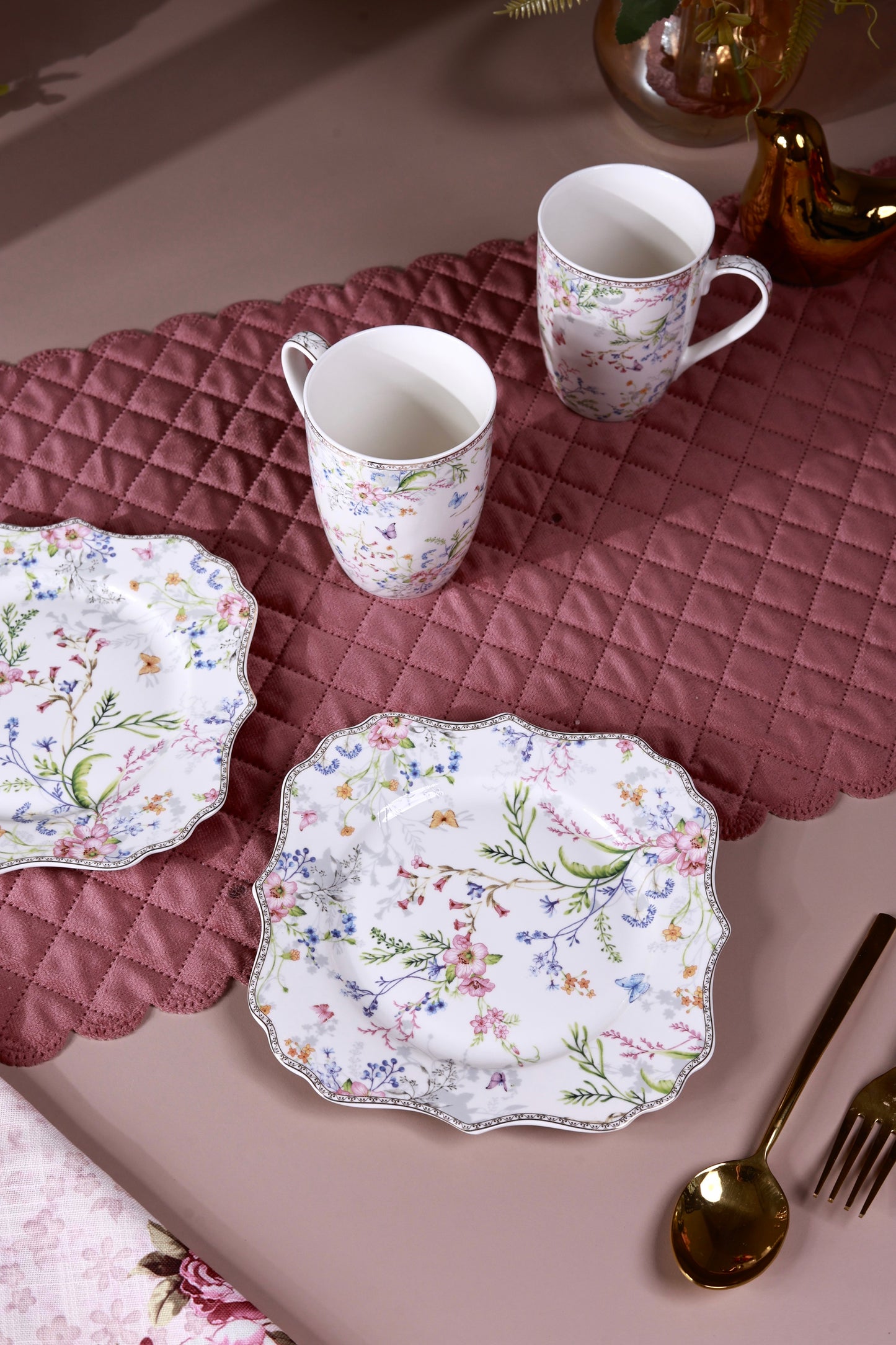 Flower Bed Coffee Mugs with Snack Plates (4 Mugs and 4 Snack Plates) - Vigneto