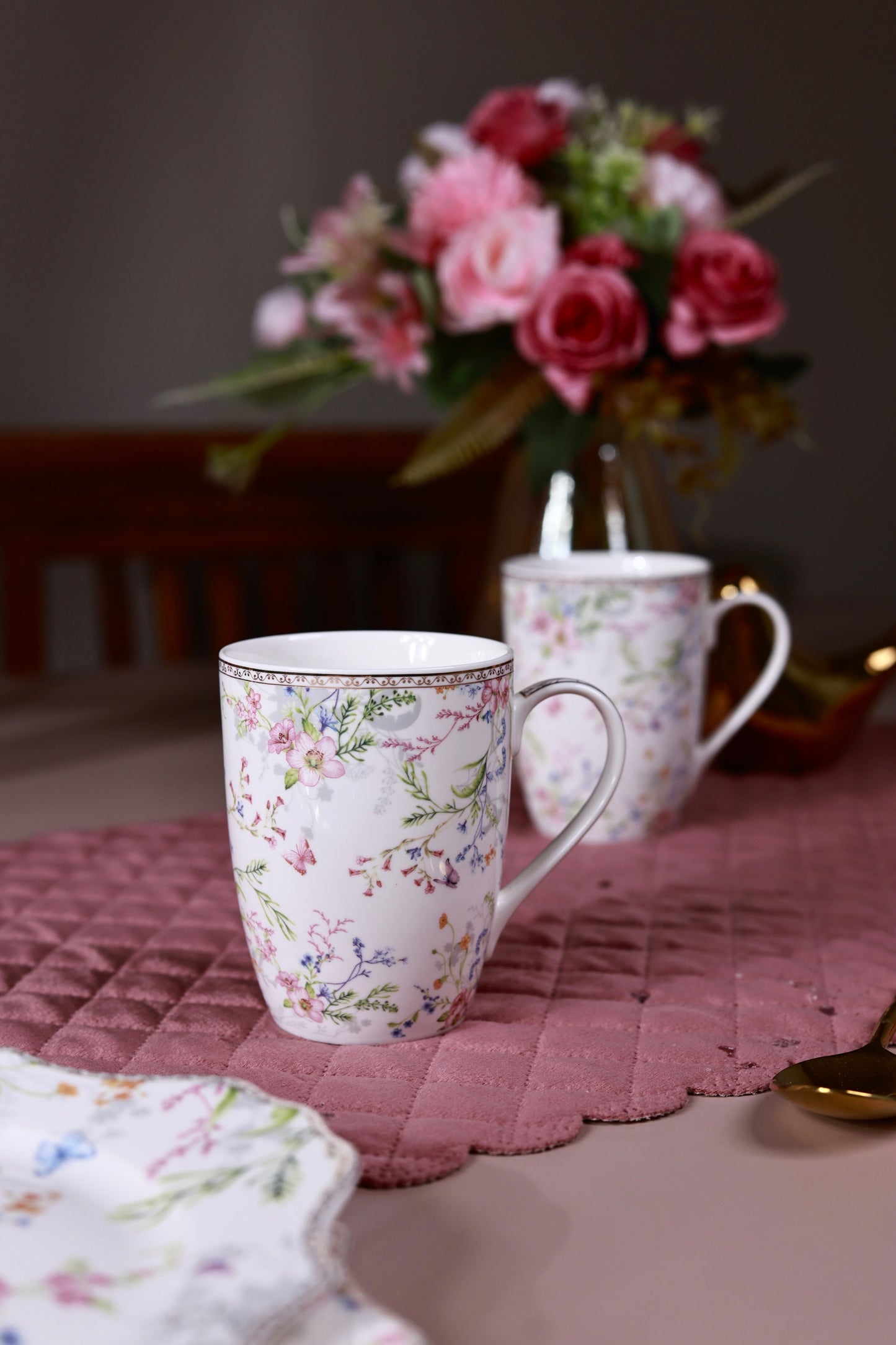 Flower Bed Coffee Mugs with Snack Plates (4 Mugs and 4 Snack Plates) - Vigneto