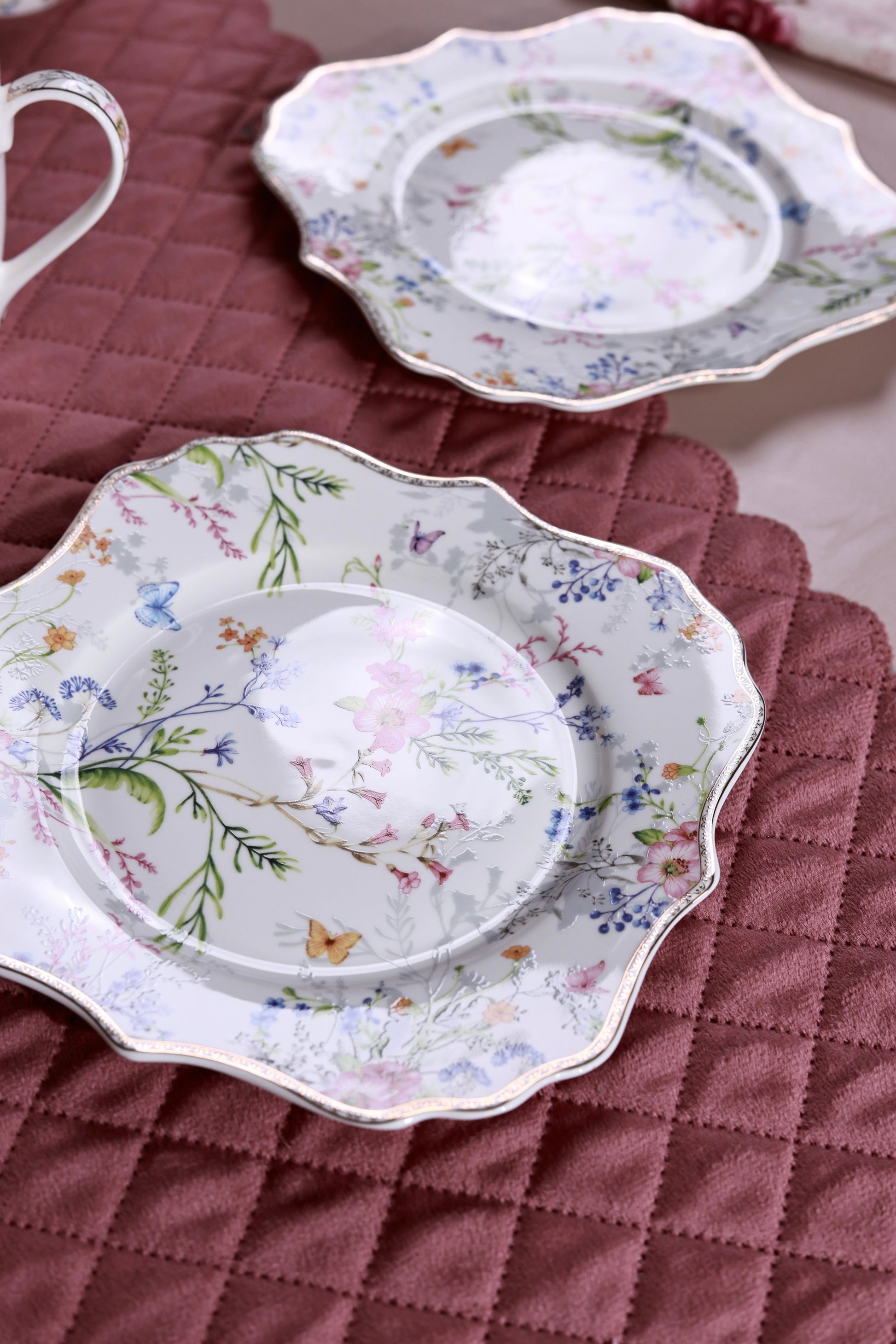 Flower Bed Coffee Mugs with Snack Plates (4 Mugs and 4 Snack Plates) - Vigneto
