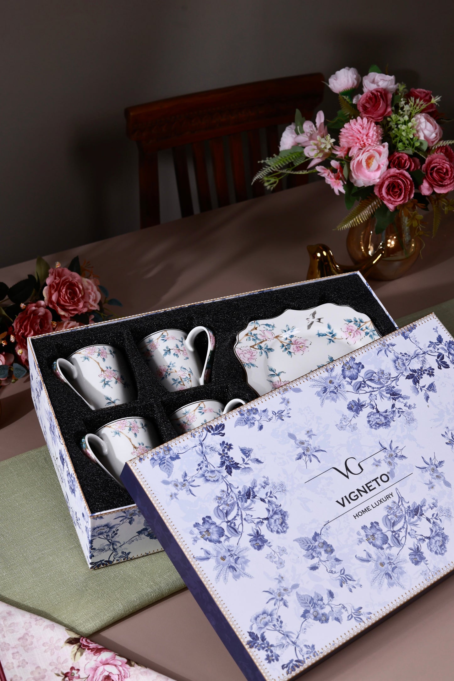 Victorian Green Coffee Mugs with Snack Plates (4 Mugs and 4 Snack Plates) - Vigneto