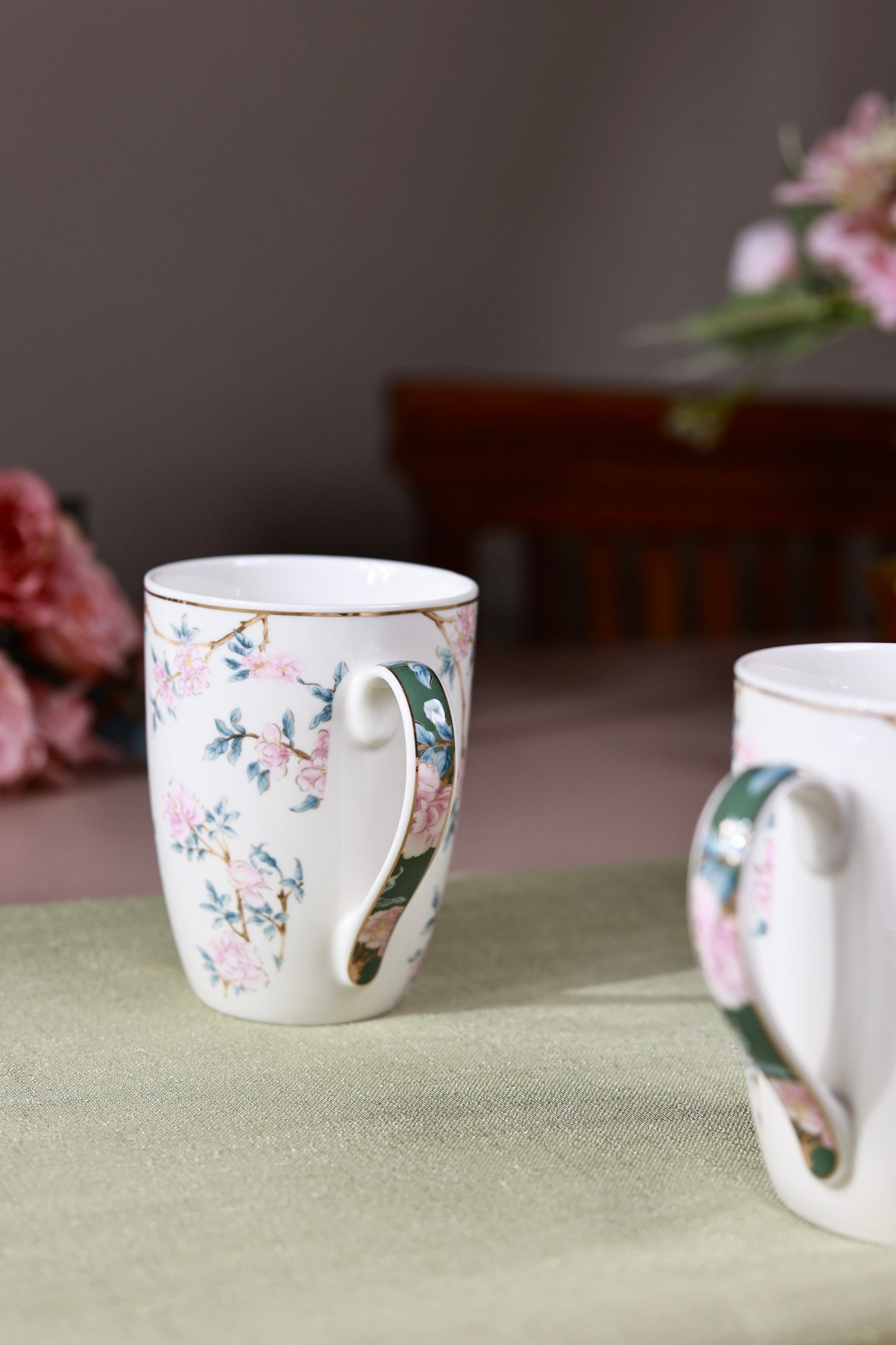 Victorian Green Coffee Mugs with Snack Plates (4 Mugs and 4 Snack Plates) - Vigneto