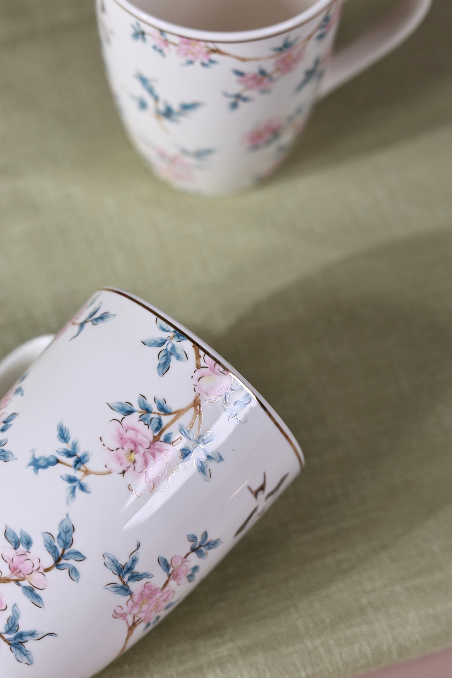 Victorian Green Coffee Mugs with Snack Plates (4 Mugs and 4 Snack Plates) - Vigneto