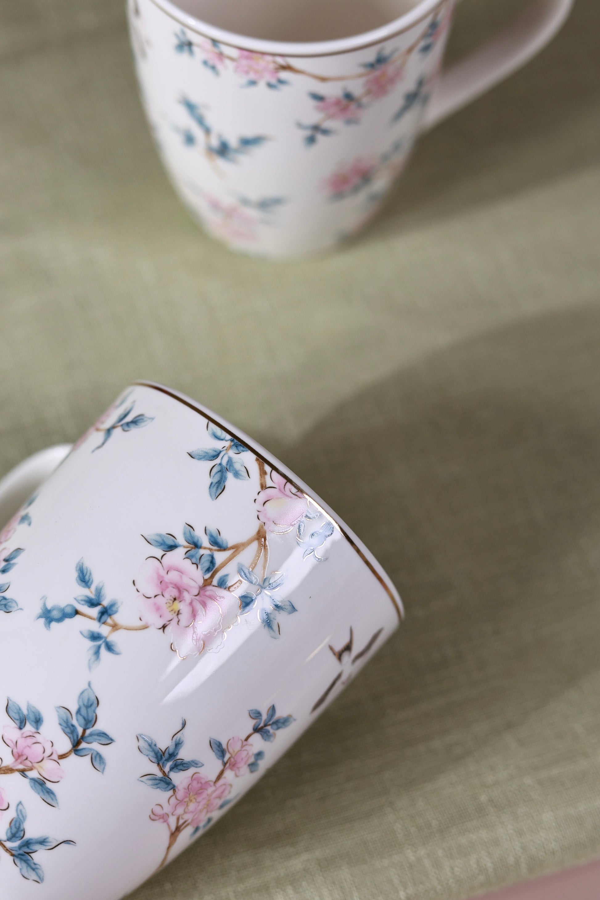 Victorian Green Coffee Mugs with Snack Plates (4 Mugs and 4 Snack Plates) - Vigneto