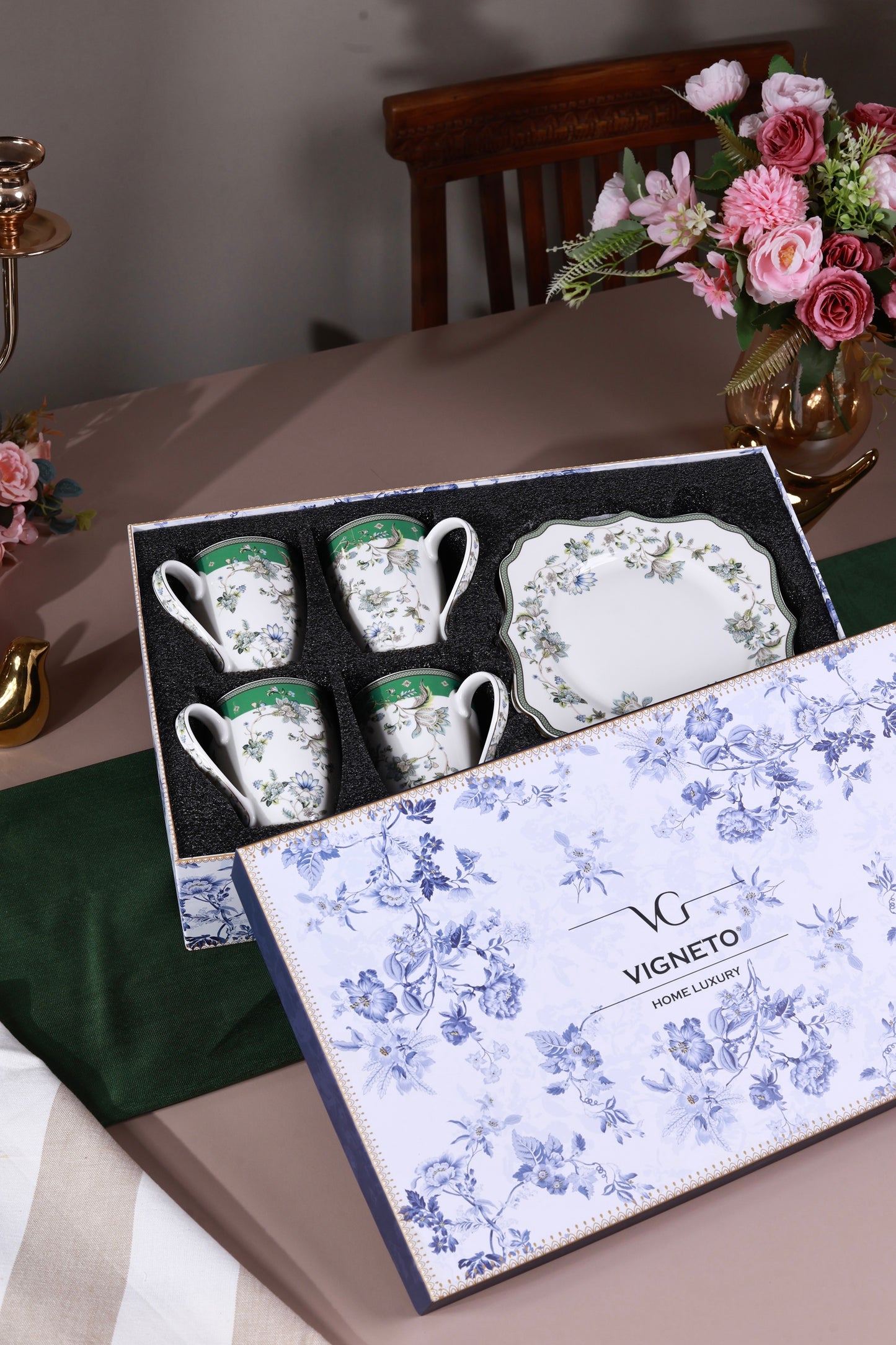Tudor Green Coffee Mugs with Snack Plates (4 Mugs and 4 Snack Plates) - Vigneto