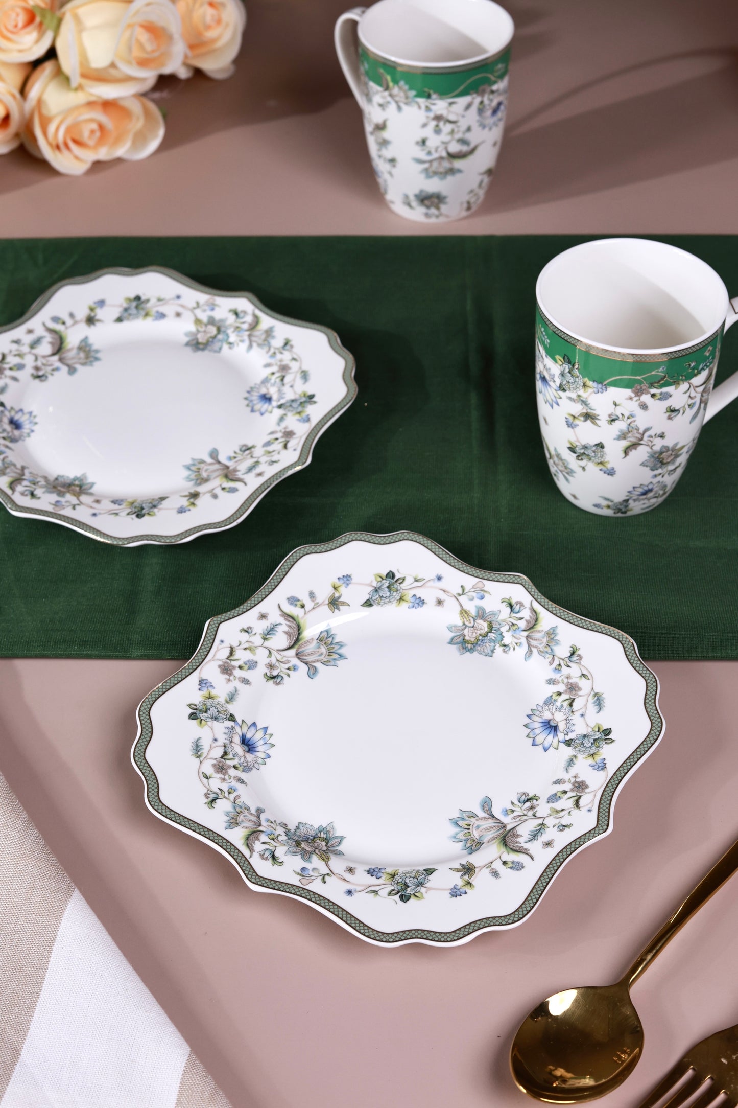 Tudor Green Coffee Mugs with Snack Plates (4 Mugs and 4 Snack Plates) - Vigneto