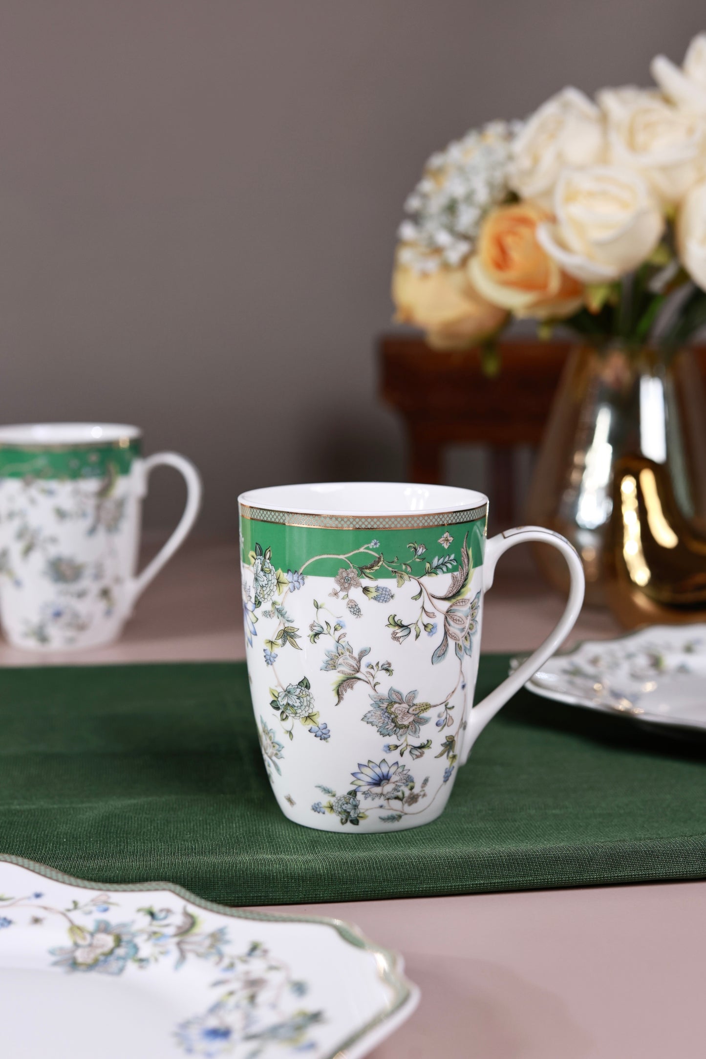 Tudor Green Coffee Mugs with Snack Plates (4 Mugs and 4 Snack Plates) - Vigneto