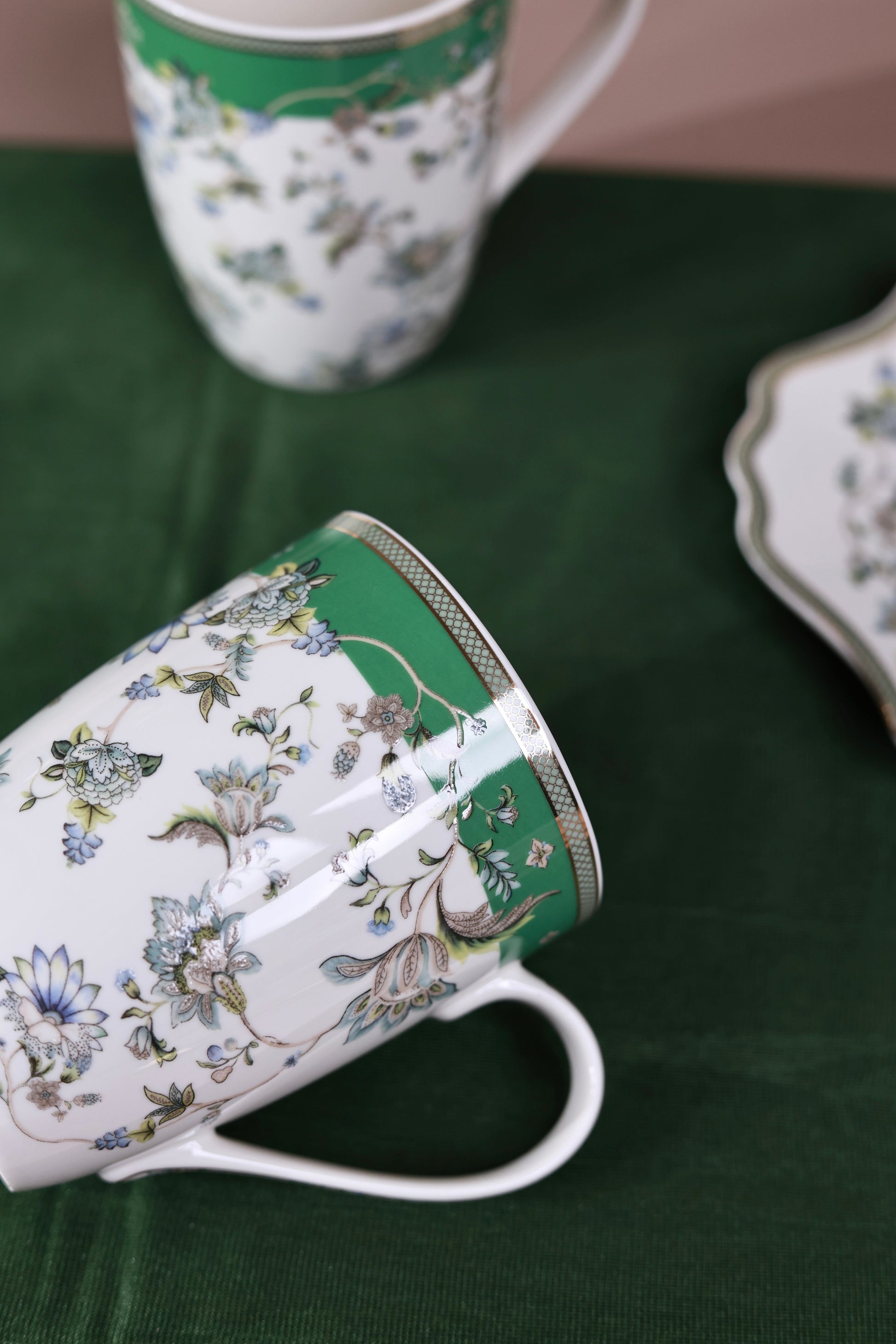 Tudor Green Coffee Mugs with Snack Plates (4 Mugs and 4 Snack Plates) - Vigneto