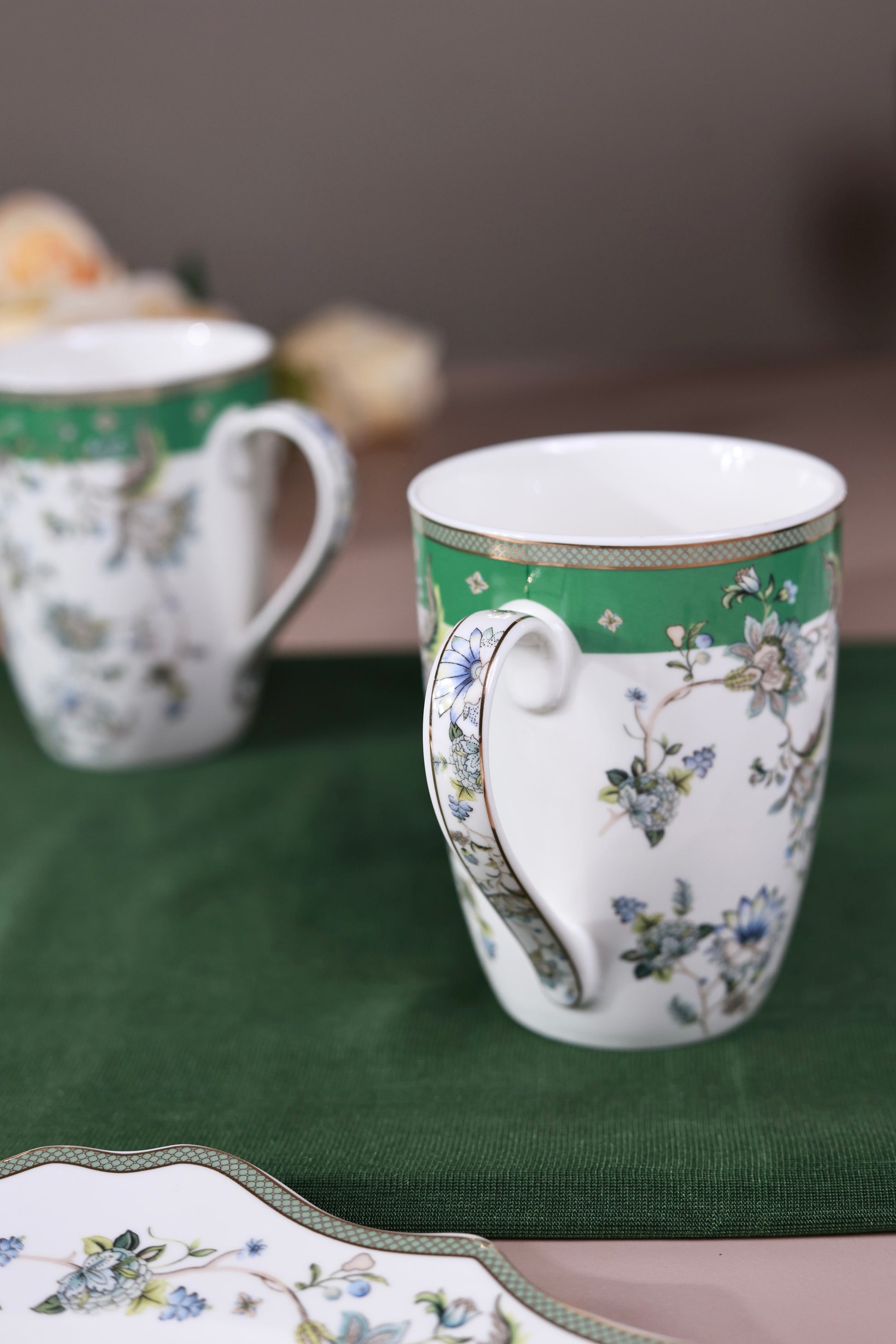 Tudor Green Coffee Mugs with Snack Plates (4 Mugs and 4 Snack Plates) - Vigneto