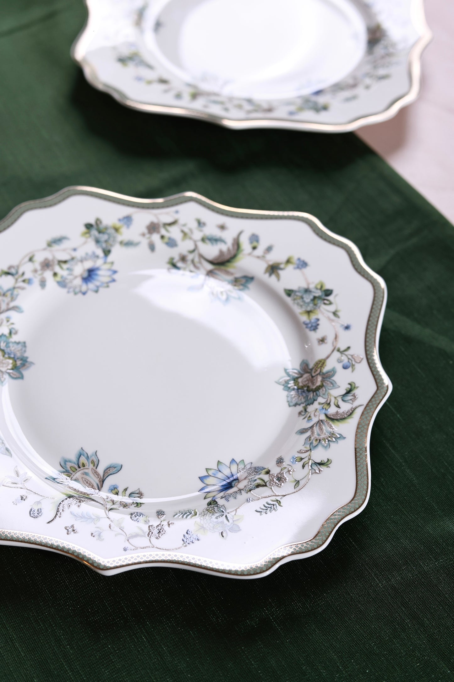Tudor Green Coffee Mugs with Snack Plates (4 Mugs and 4 Snack Plates) - Vigneto