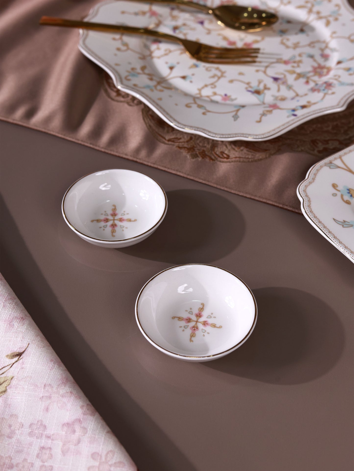 White Pattern 8 Pcs Coffee & Platter Set (4 Mugs, 1 Square Platter, 1 Snack Platter, 2 Dip Bowls)
