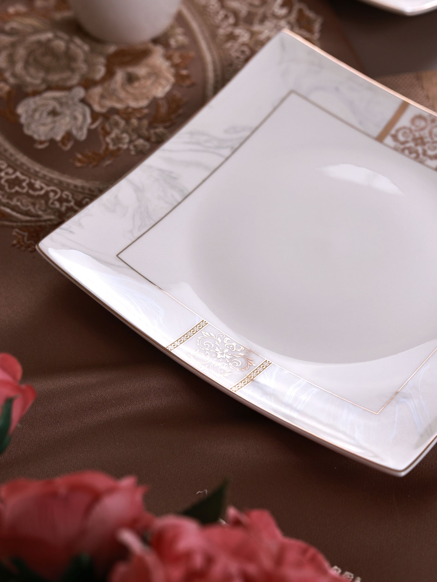 Regency Gold Coffee Mugs with Snack Plates (4 Mugs and 4 Snack Plates)