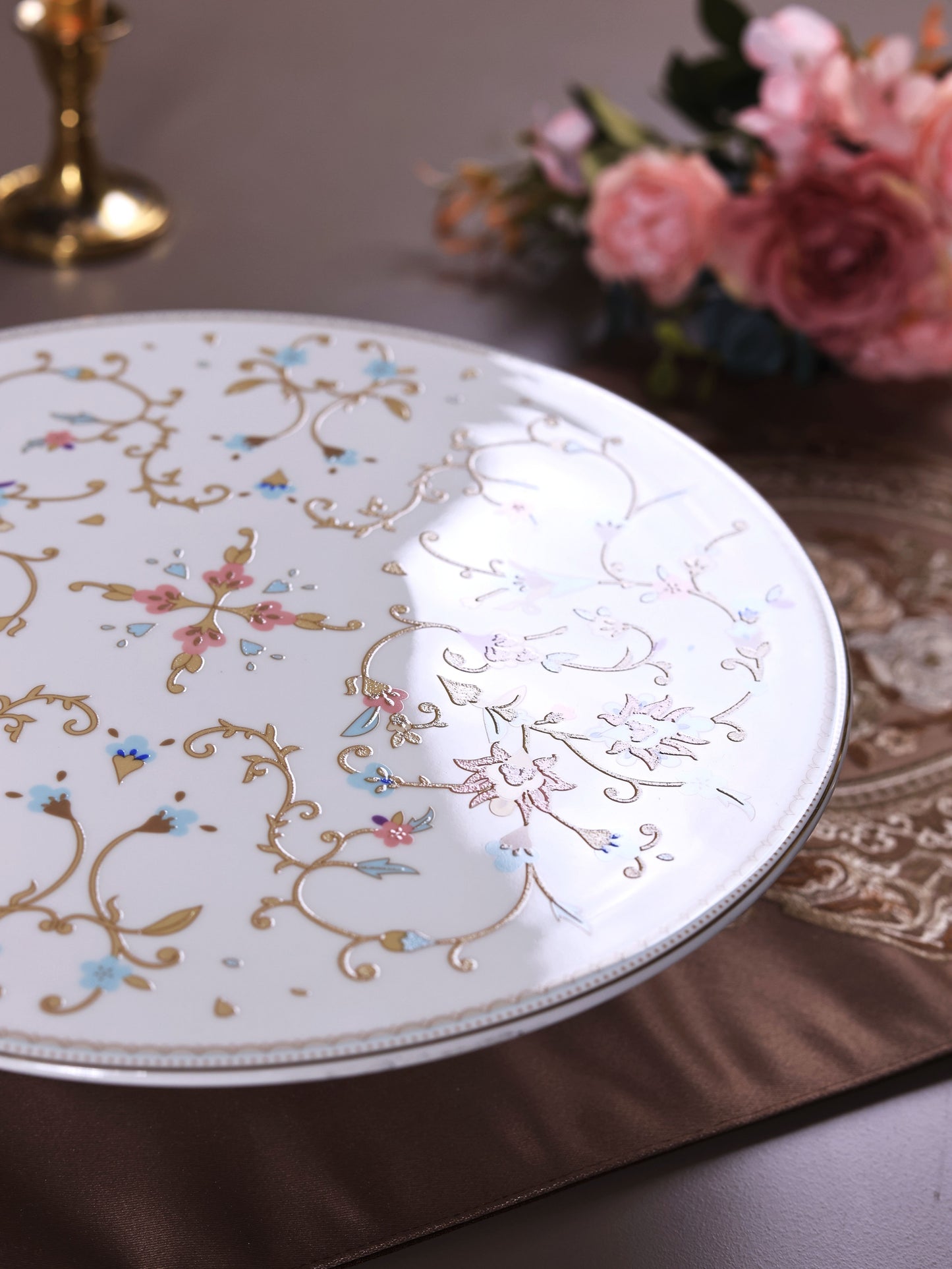 White Pattern Cake Stand - Vigneto