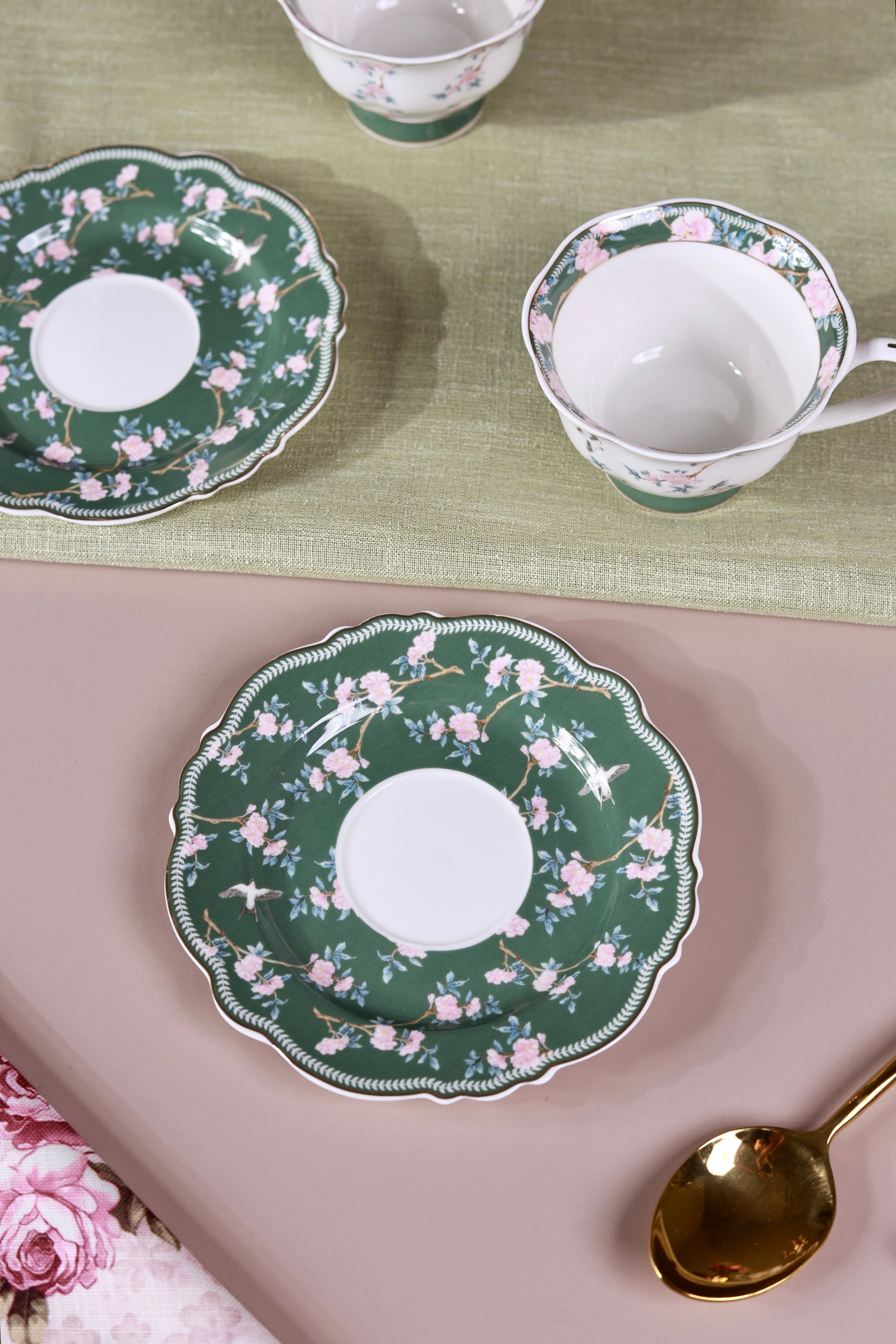 Victorian Green Cup and Saucer Set (Vintage Collection, 6 Cups and 6 Saucers) - Vigneto
