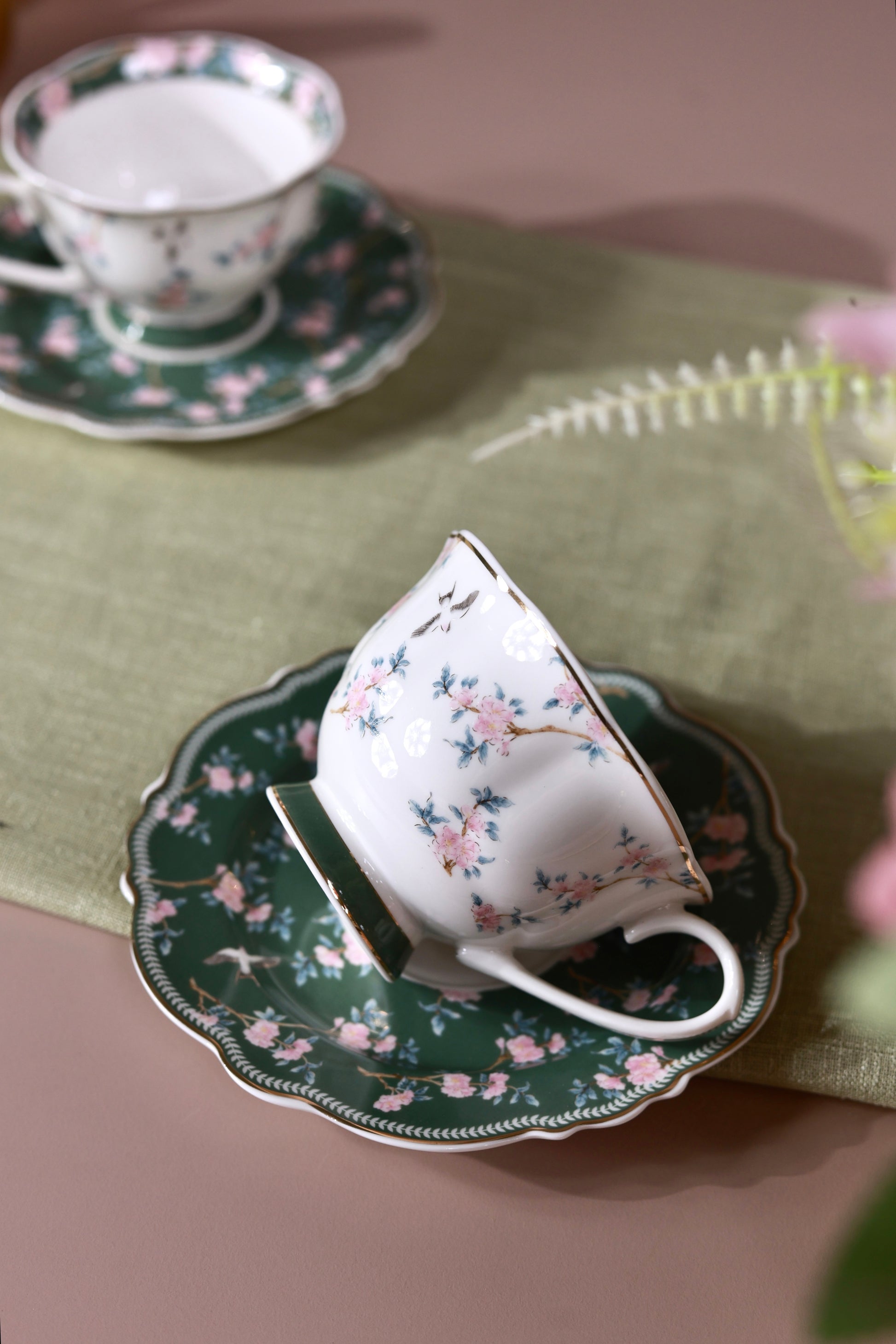 Victorian Green Cup and Saucer Set (Vintage Collection, 6 Cups and 6 Saucers) - Vigneto