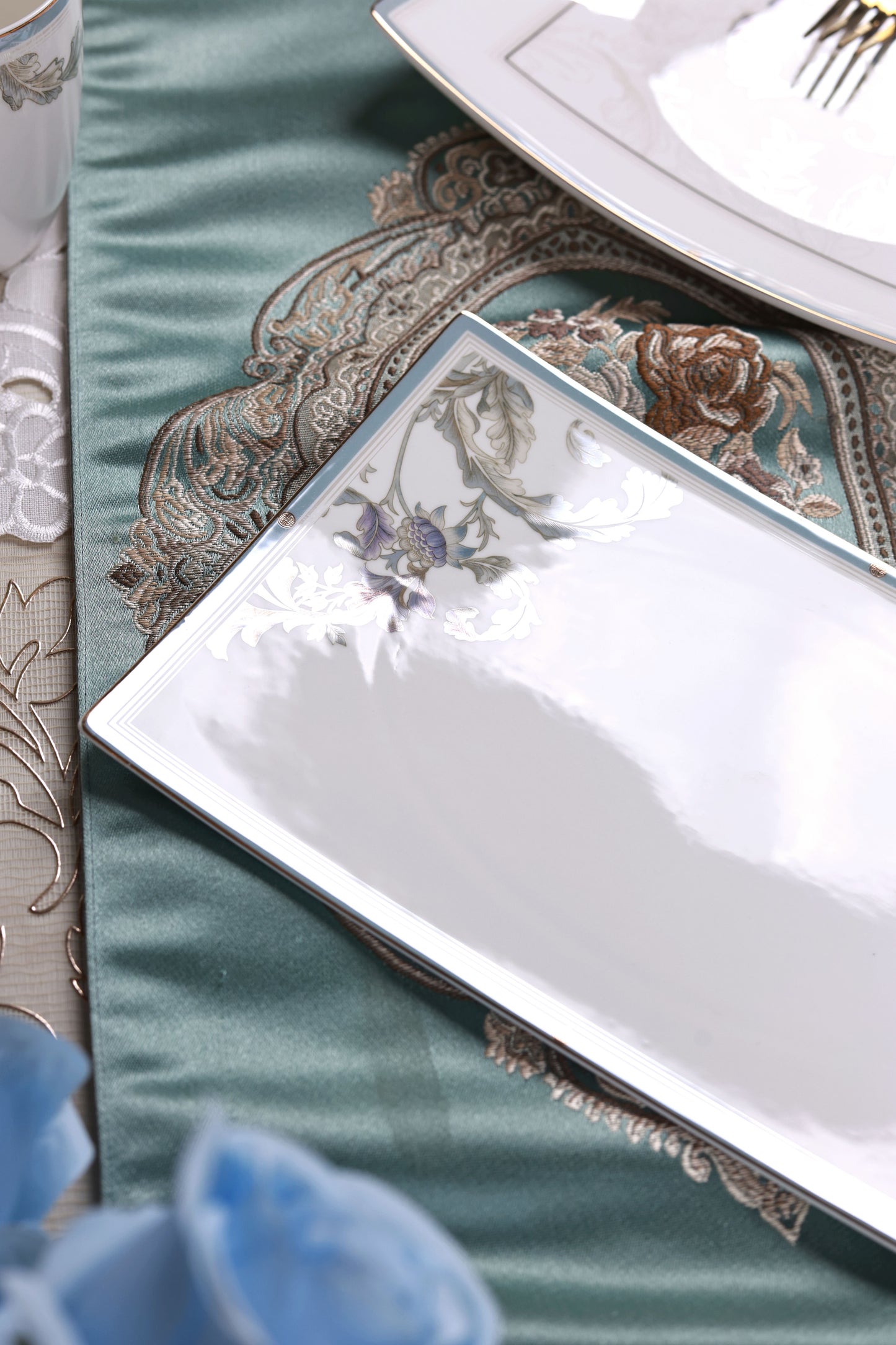 Oriental Blume 6 Pcs Coffee & Platter Set (4 Mugs, 1 Square Platter, 1 Snack Platter)