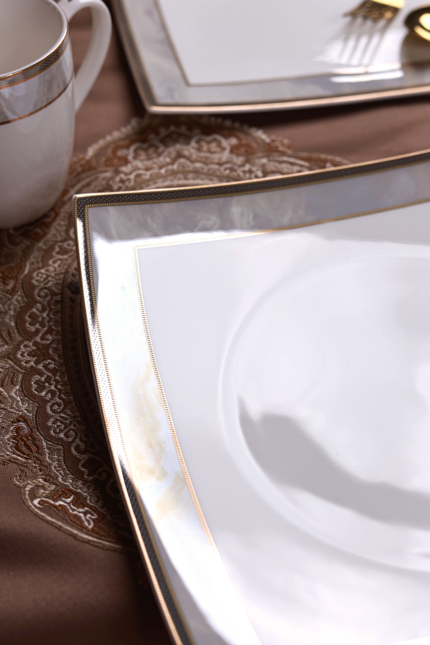 Oyster Pearl 6 Pcs Coffee & Platter Set (4 Mugs, 1 Square Platter, 1 Snack Platter)