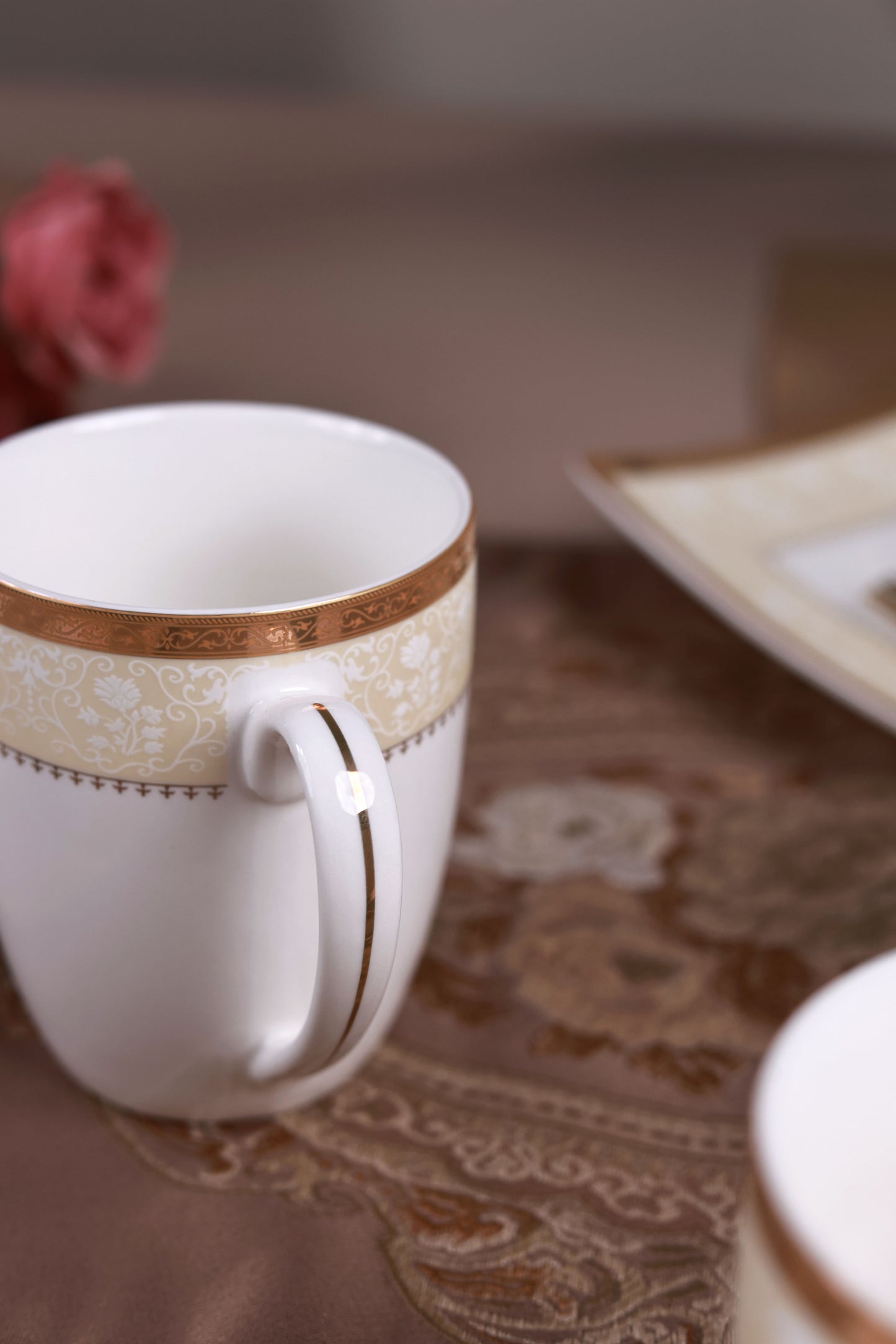 Creme Gold 6 Pcs Coffee & Platter Set (4 Mugs, 1 Square Platter, 1 Snack Platter)