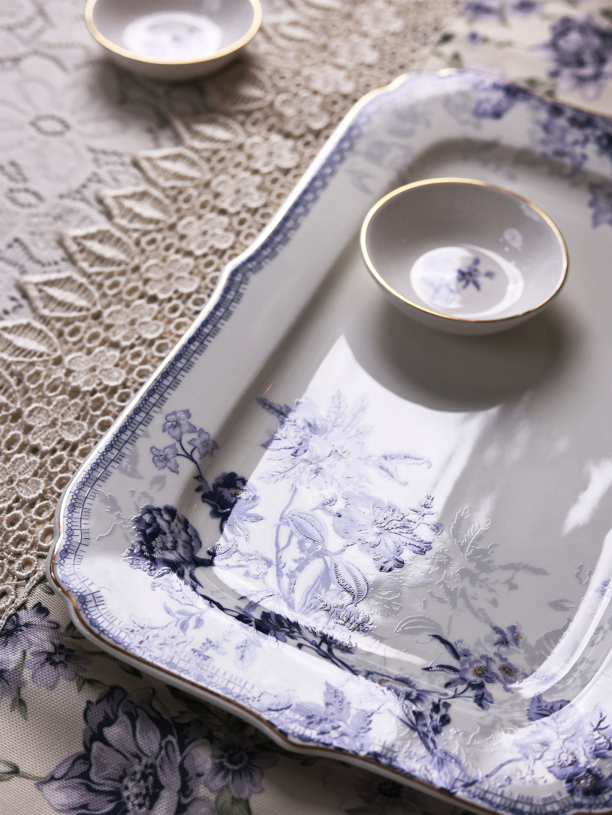 Jardin de Jouy 8 Pcs Coffee & Platter Set (4 Mugs, 1 Square Platter, 1 Snack Platter, 2 Dip Bowls) - Vigneto