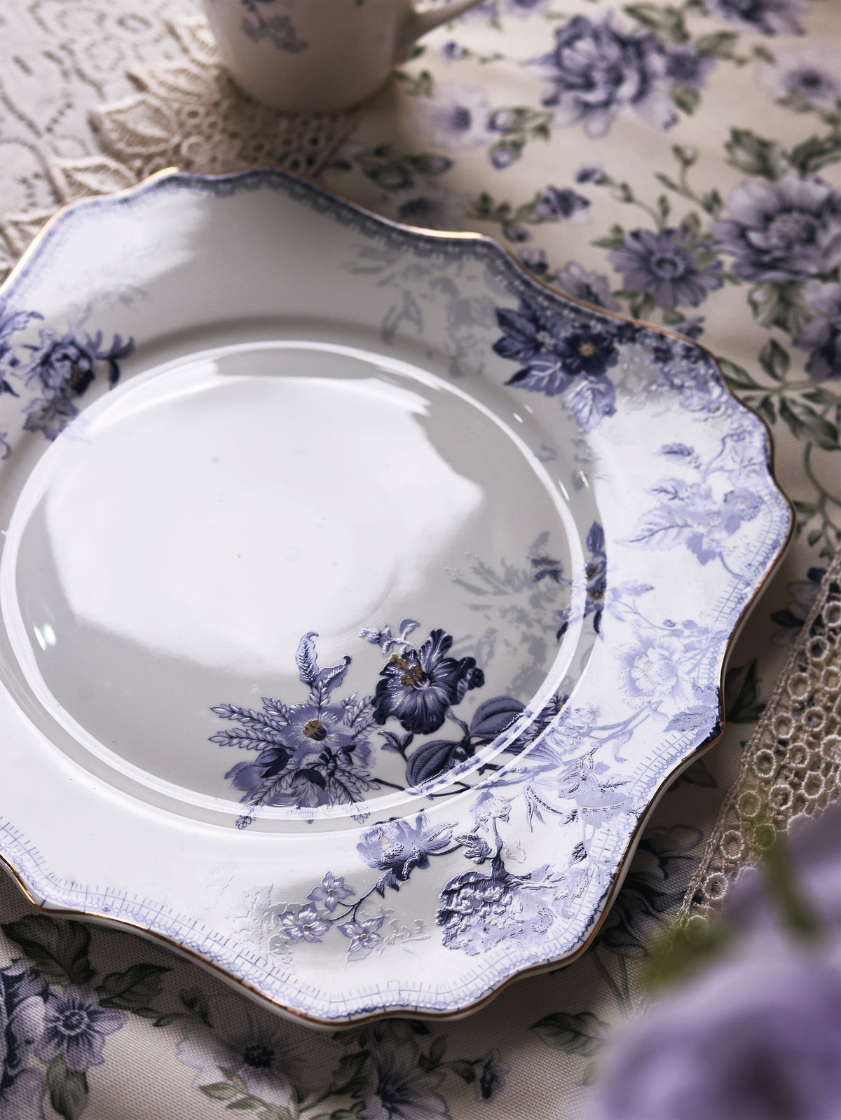 Jardin de Jouy 8 Pcs Coffee & Platter Set (4 Mugs, 1 Square Platter, 1 Snack Platter, 2 Dip Bowls) - Vigneto