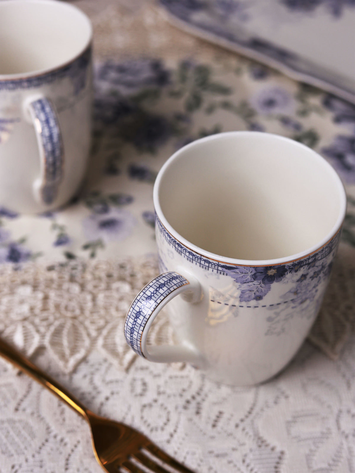 Jardin de Jouy 8 Pcs Coffee & Platter Set (4 Mugs, 1 Square Platter, 1 Snack Platter, 2 Dip Bowls) - Vigneto
