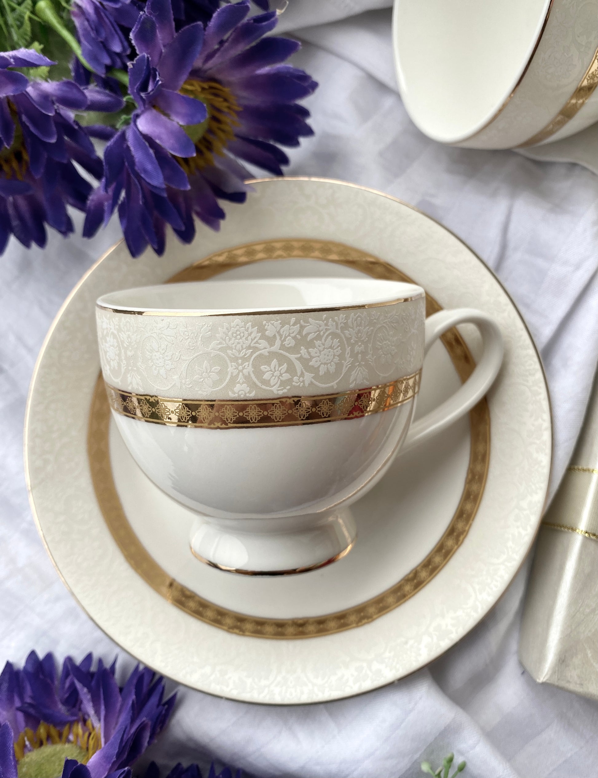 Gold Embossed Flower Cup and Saucer Set (6 Cups and 6 Saucers) - Vigneto