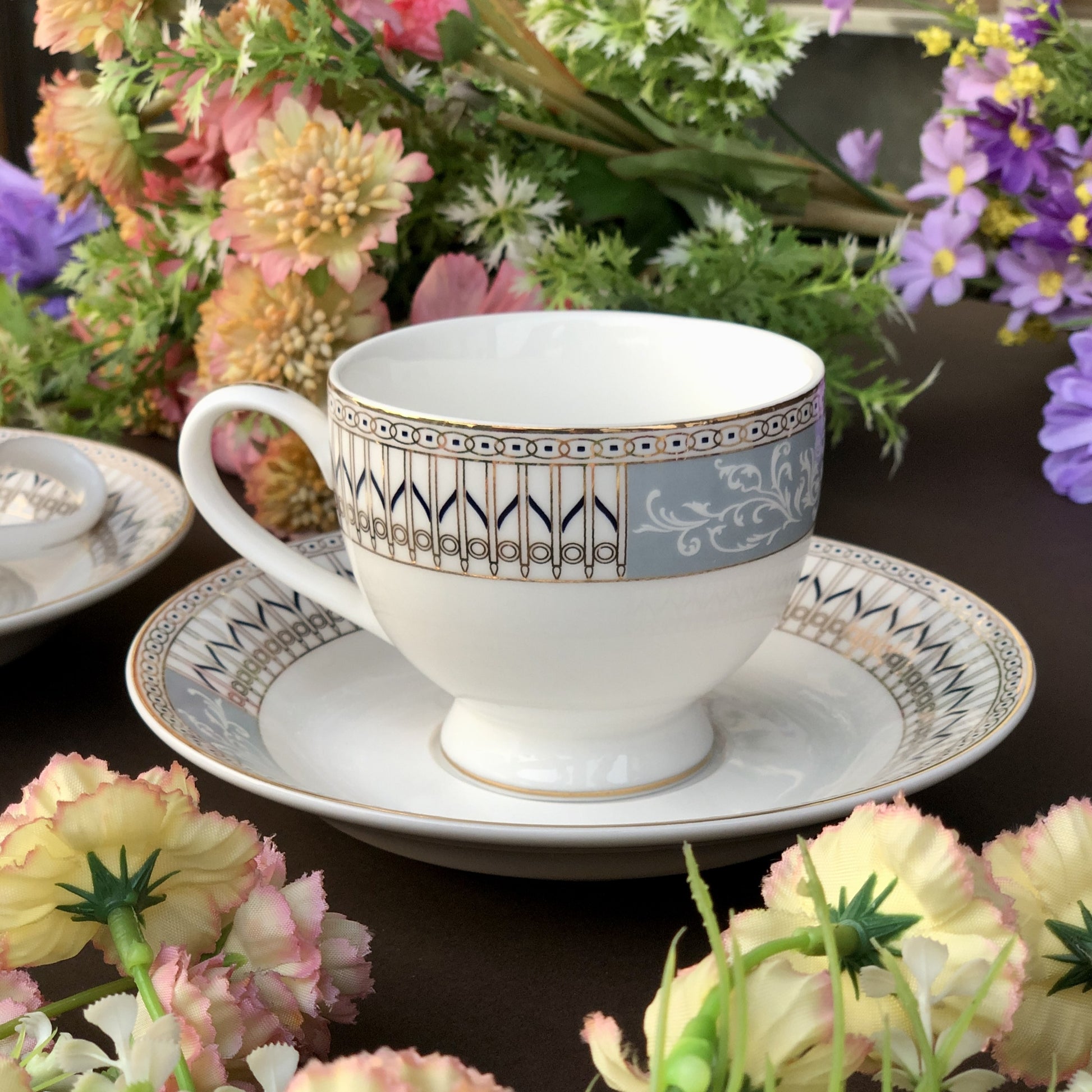 Gold Lines Cup and Saucer Set (6 Cups and 6 Saucers) - Vigneto