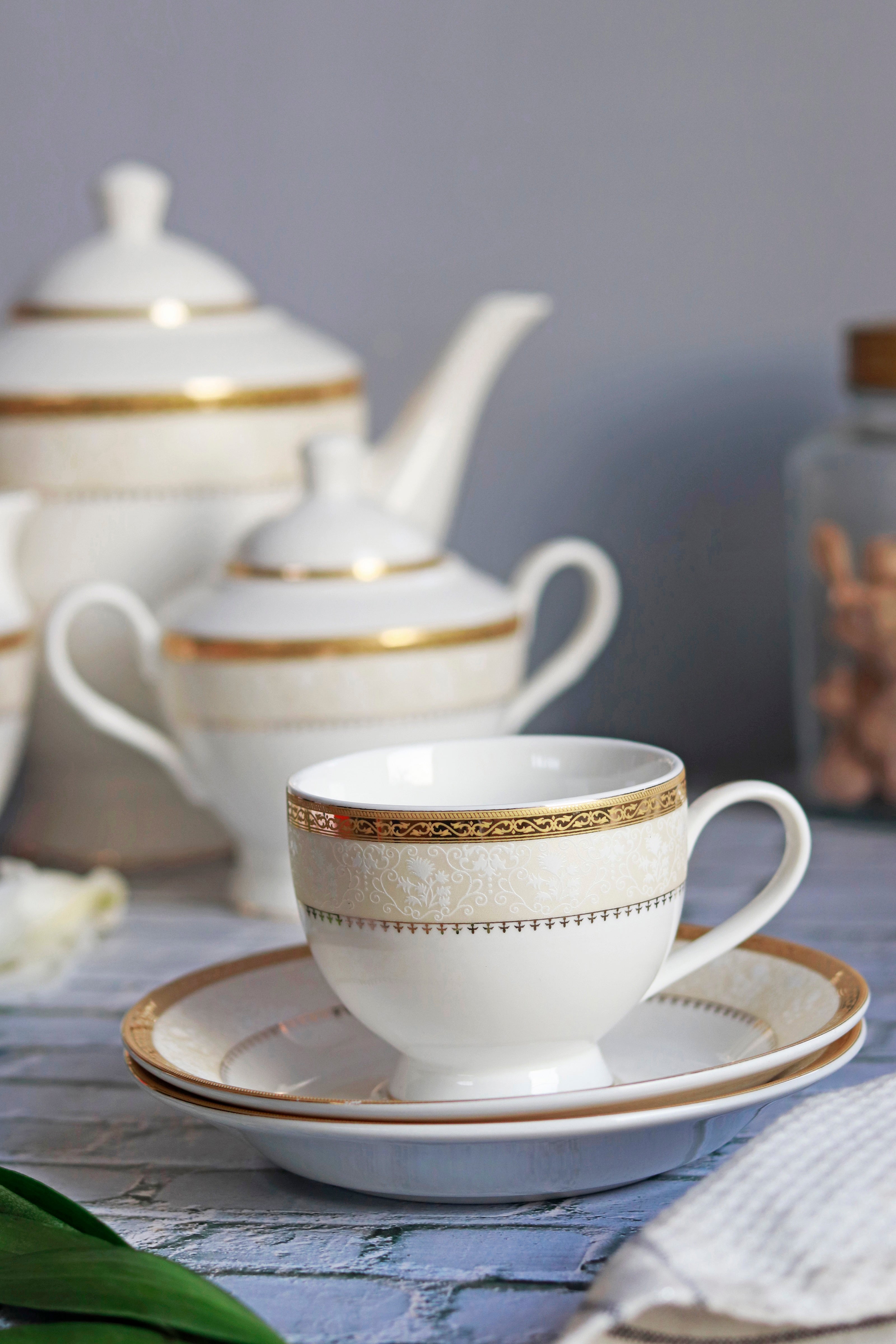 Crème Gold Cup and Saucer Set (6 Cups and 6 Saucers)